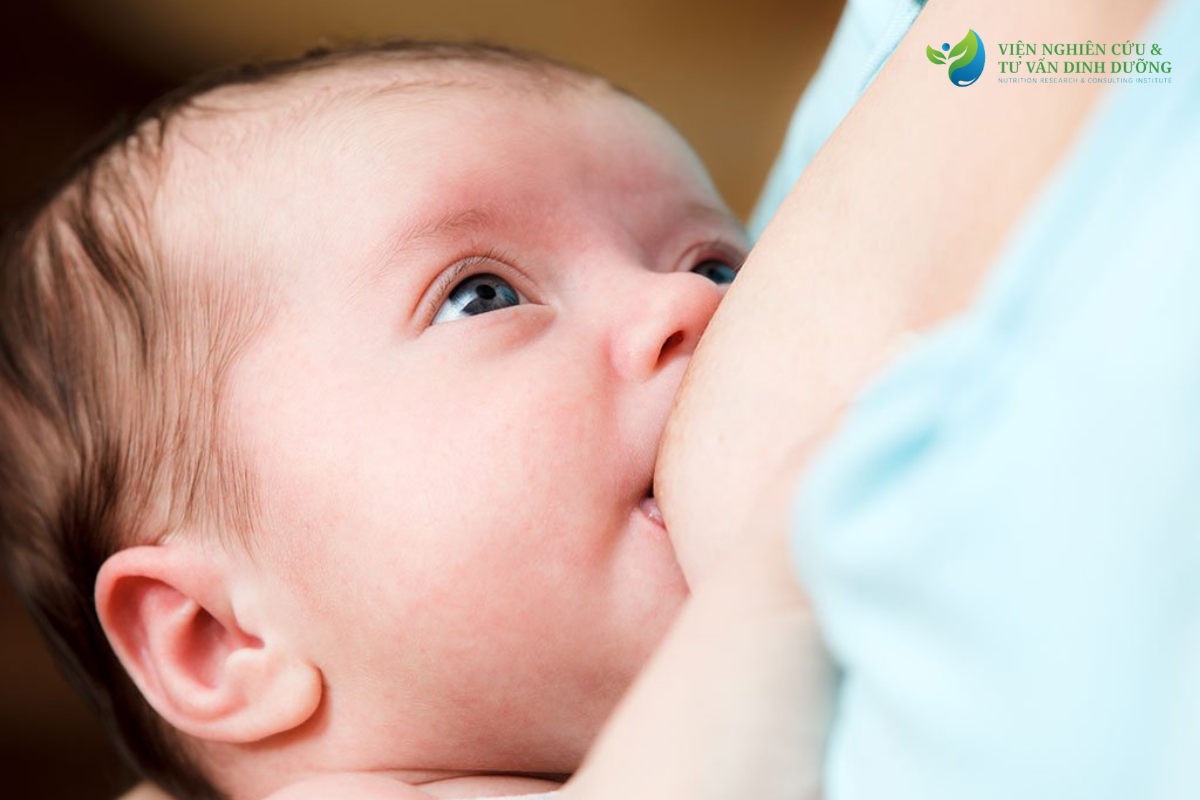 Trẻ mới sinh uống bao nhiêu sữa?