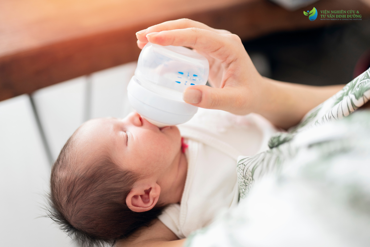Trẻ sơ sinh bị ọc sữa và thở khò khè