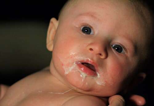Trẻ sơ sinh trớ nhiều cặn sữa 