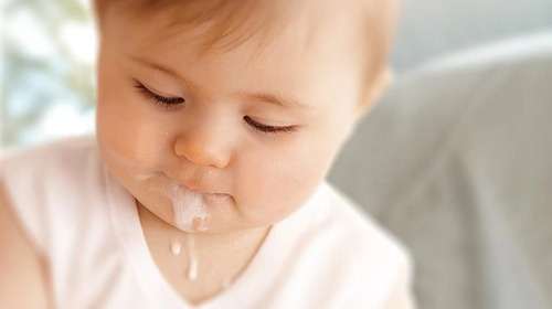 Trẻ sơ sinh trớ nhiều cặn sữa 