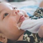 Trẻ sơ sinh trớ nhiều cặn sữa