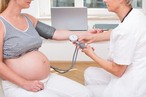 Cách giảm huyết áp cao khi mang thai