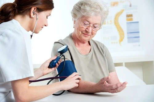 Cách hạ huyết áp cho người lớn tuổi