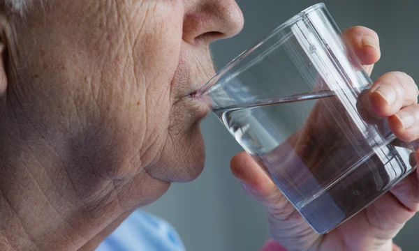 Suy thận có nên uống nhiều nước?
